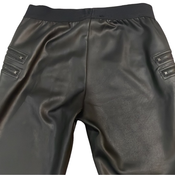 Black faux leather leggings (unbranded), with elastic band in the waist. - Picture 3 of 8